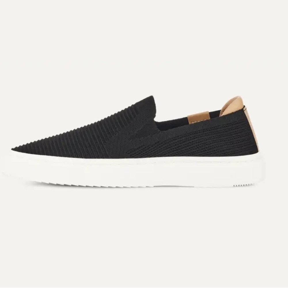 NWOT Ugg Alameda Sammy Black slip on size 6.5 us orinal price  $110